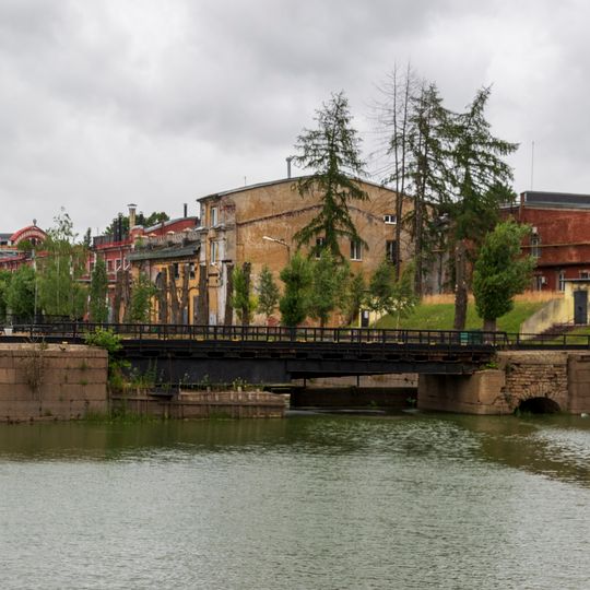 Бассейн с разводным мостом