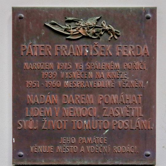 Pamětní deska Pátera Františka Ferdy na budově děkanství ve Spáleném Poříčí