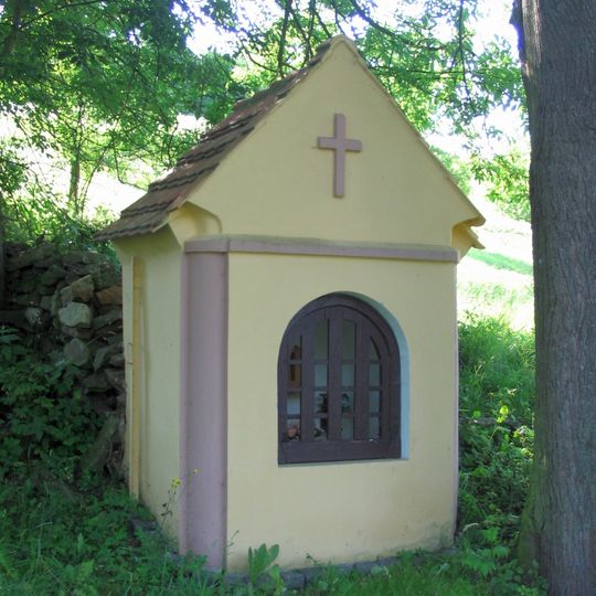Kaplička ve středu obce Rozsedly