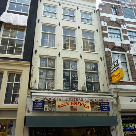 Pand met gevel onder rechte lijst