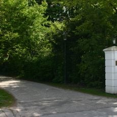 De Wittenburg, hekpijlers bij de entree tot de buitenplaats aan de Bloemcamplaan