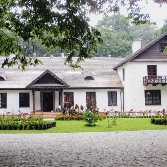 Zespół dworsko-parkowy – dwór, park z alejami , stawem z wyspą oraz z drzewostanem