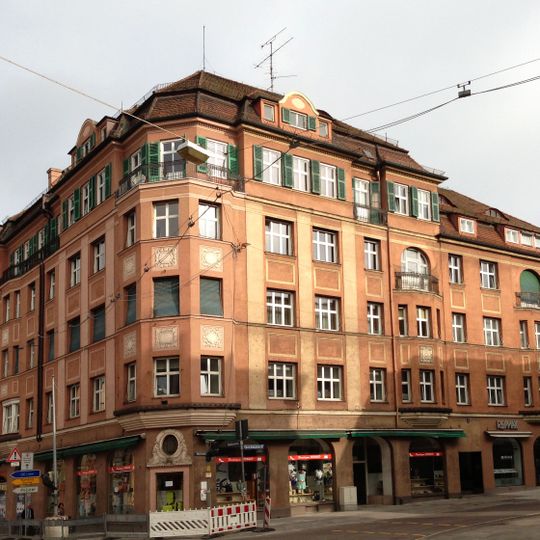 Wohn- und Geschäftshaus