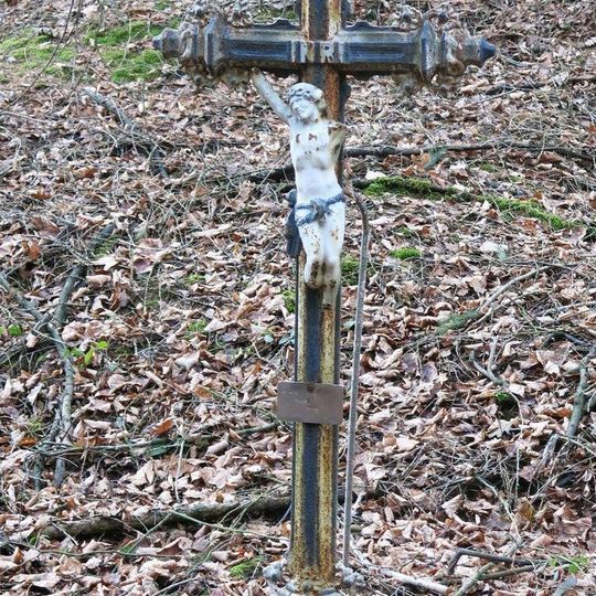 Kříž u lesní cesty severozápadně od Jeviněvsi