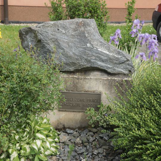 Památník u domova důchodců v Kralicích nad Oslavou