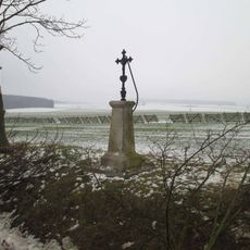 Kříž západně od Ostromeče u silnice