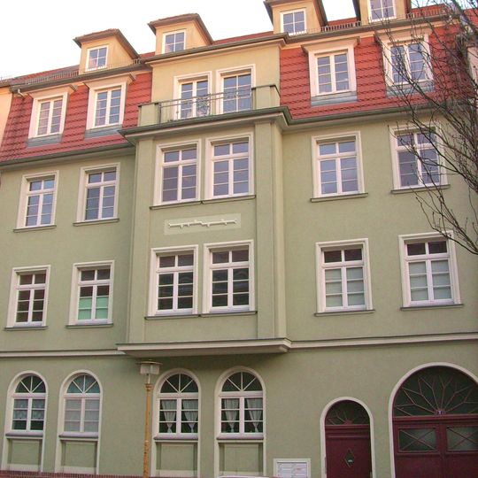 Mietshaus in geschlossener Bebauung Gerhart-Hauptmann-Straße 3