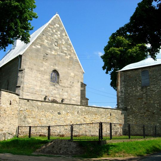 Obwarowania cmentarza przykościelnego z wieżą bramną, murami kurtynowymi, 2 basztami i 3 bastionikami