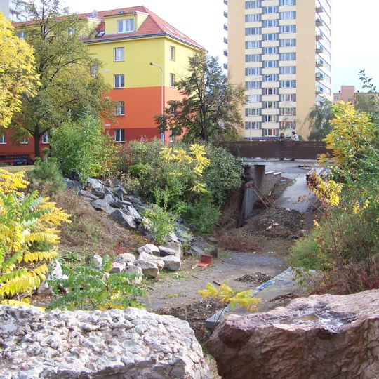 Lávka přes vstup do bývalé požární nádrže v Malinové ulici