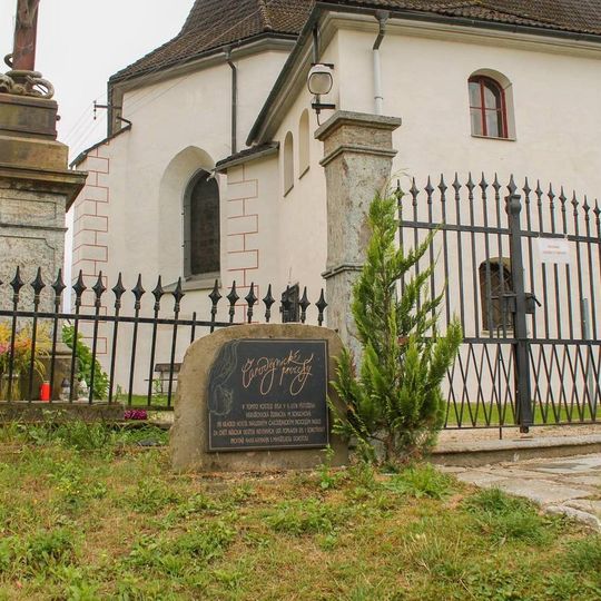 Pomník v Sobotíně před kostelem