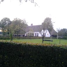 Boerderij van het Kempische langgeveltype met bakhuis en twee schuren