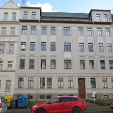 Mietshaus in geschlossener Bebauung mit Vorgarten Zeißstraße 36