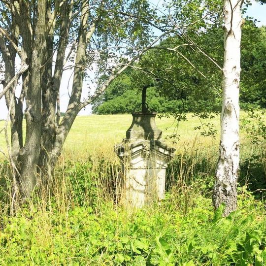 Podstavec s ulomeným křížem u silnice jižně od Křížového vrchu u Frýdlantu