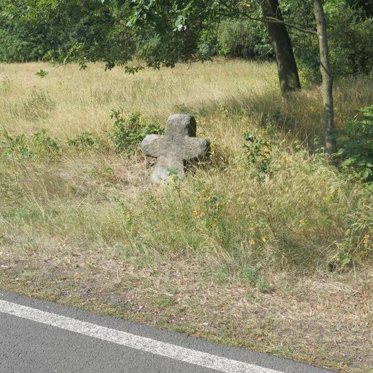 Smírčí kříž u silnice jižně od Květnova