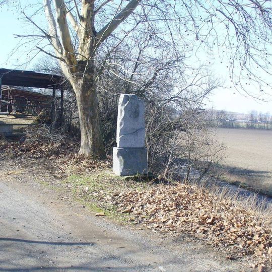 Pomník pozemkových reforem 1925 na rozcestí západně od Poplze