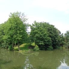 Fort Jutphaas 3 te Nieuwegein: Fortaanleg en aardwerken, waarin (resten van) geschutsopstelplaatsen, natte gracht met buitenoevers en met (omleidings- en onderhouds) wegen