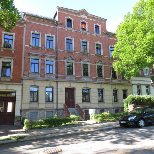Mietshaus in geschlossener Bebauung mit Vorgarten Ebersdorfer Straße 21