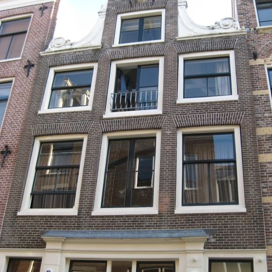 Pand met halsgevel met gedeelde vleugelstukken en palmet in de afdekking