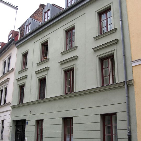 Vorstädtisches Mietshaus