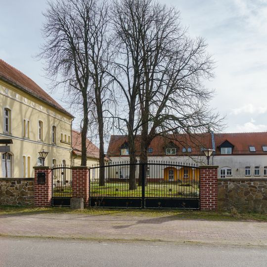 Wohnhaus und Seitengebäude eines Dreiseithofes Wasewitz 31