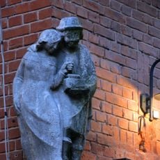 Statue of man and woman in Kaliningrad