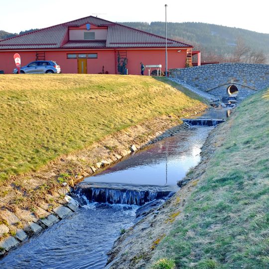 Můstek přes Rychnovský potok u restaurace v areálu Golf Sokolov