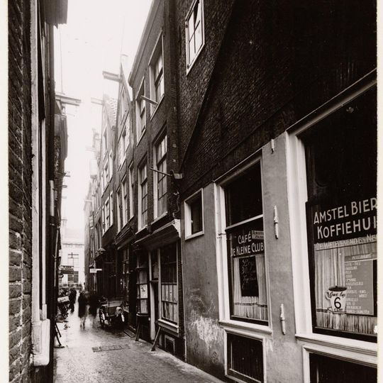 Pand met gevel onder punttop met rollagen