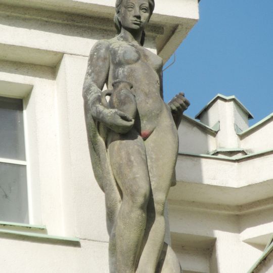 Sochy alegorií Nežárky a Lužnice na průčelí Podolské vodárny