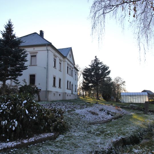 Wohnhaus, zwei Seitengebäude, Scheune und Einfriedung eines Vierseithofes Denkmalstraße 16