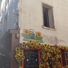 Schtroumpfette avec deux fleur jaune de chaques cotes