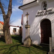 Kříž u kaple v Čejkovech