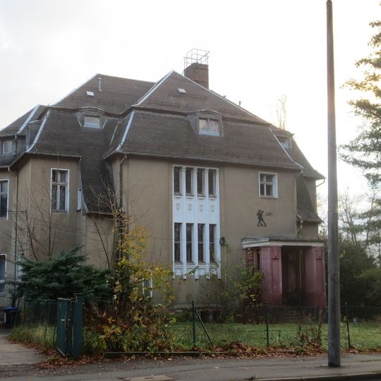 Villa und Remise mit Vorgarten Dresdner Straße 140