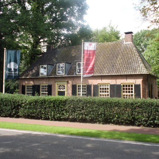 Huis "Sandbergen" Aantrekkelijk landhuis met enkele goede bewaarde bijgebouwen. Gelegen in het "Wilbrinksbos"