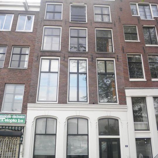 Pand met gevel onder rechte lijst en dakvoorschot