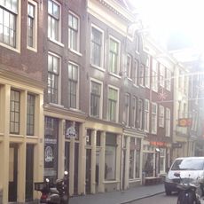 Pand met gevel onder gekuifd, topvormig gebogen lijst