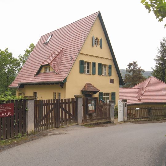 Landhaus, angebautes Nebengebäude und Grabmal Ehepaar Sterl, dazu parkähnlicher Garten mit Wegesystem, Baumbestand und Einfriedung Robert-Sterl-Straße 30