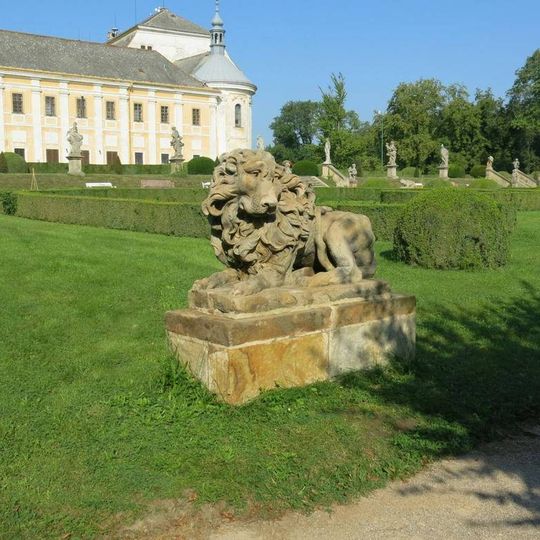 Socha lva v zahradě zámku v Lysé nad Labem