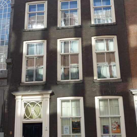 Pand met gevel met verzorgde deurpartij