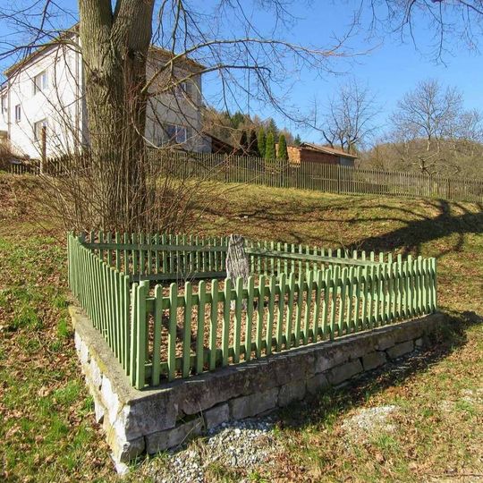 Památný kámen v Komňátce naproti kapli