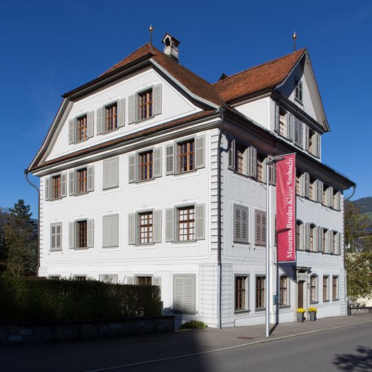 Peter-Ignaz-von-Flüe-Haus mit Ökonomiegebäude und französischem Garten
