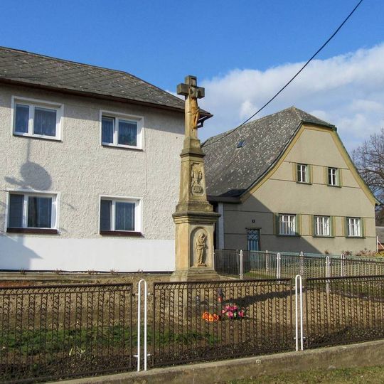 Kříž v Janoslavicích v zahradě