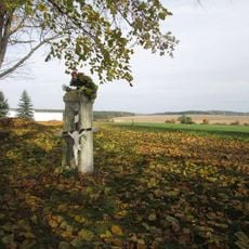 Kříž u kostela u Srbic