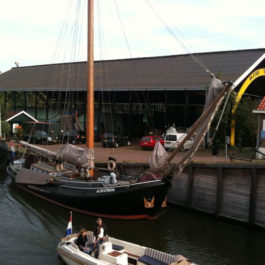 Ter plaatse van een waarschijnlijk reeds in de 18e eeuw bestaand hebbende scheepswerf in 1867 gebouwde werf, bestaande uit twee overkapte ijzeren sleephellingen.