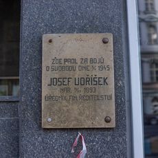 Pamětění deska Josefa Voříška na Paláci Merkur v Praze