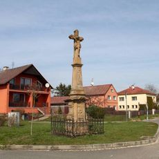 Kříž v Újezdu na rozcestí naproti hostinci