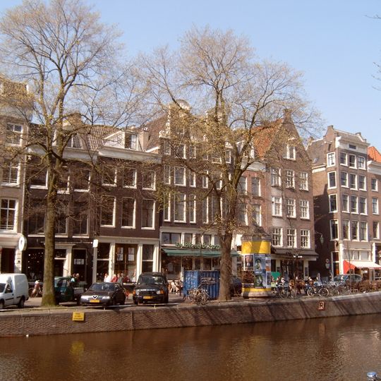 Dwarshuis met gevel onder gesneden rechte lijst en dakkapel