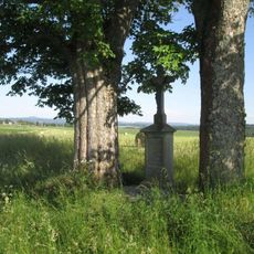 Kříž západně od Chodského Újezdu u silnice