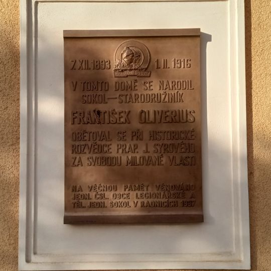 Pamětní deska Františka Oliveria na náměstí v Radnicích
