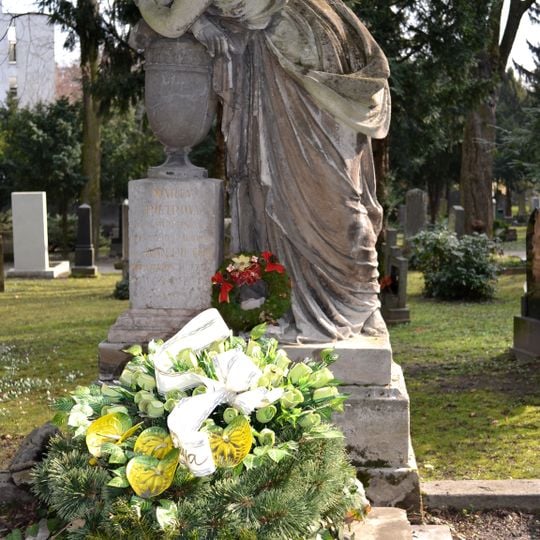 Ev. cintorín Kozia brána, náhrobník so sochou