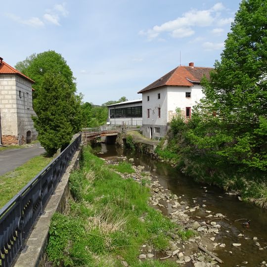 Most přes Mastník v Kosově Hoře od zámku k čp. 21